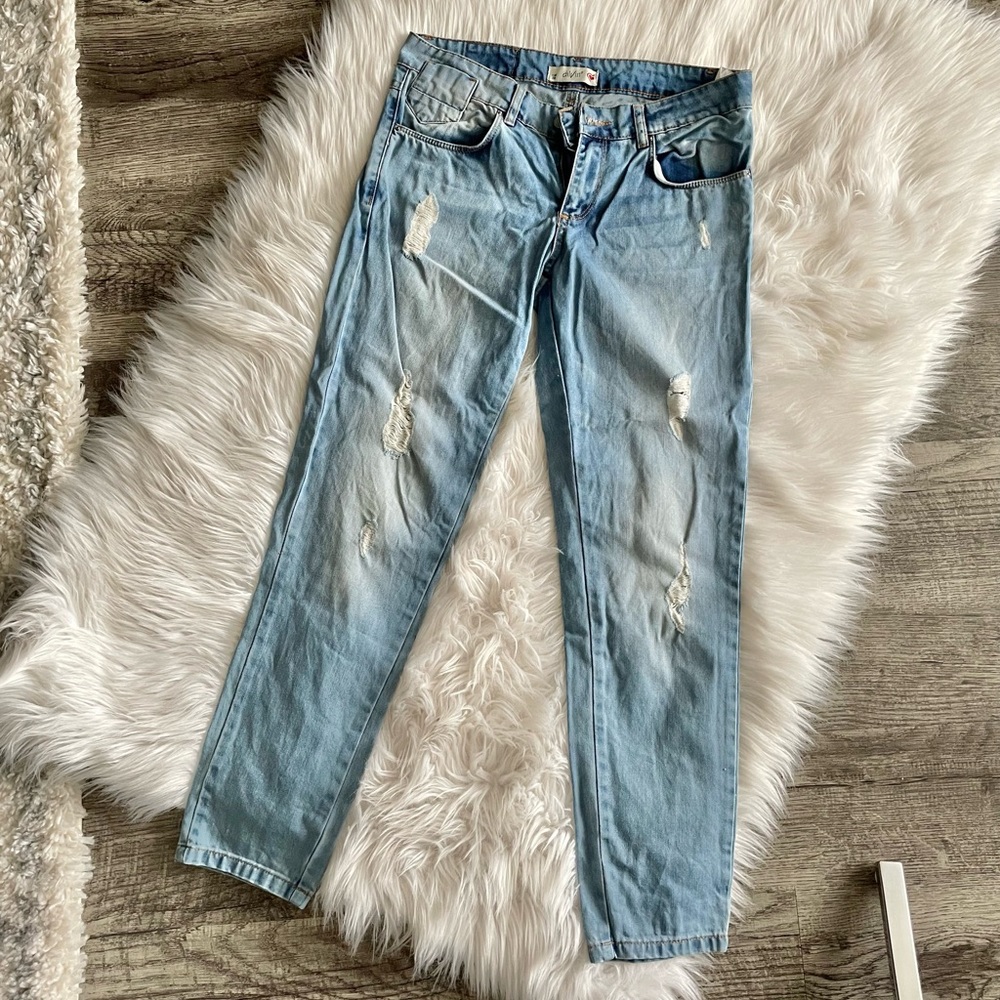Dilvin, 38 or women’s 12 jeans. Super cute wash design. Not stretchy.
